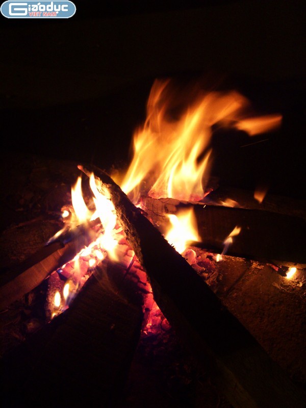 Những ngày cuối cùng của năm 2012 sắp qua đi với cái rét căm căm và gió lạnh ùa về liên tục khiến người dân Thủ đô co ro cùng các đống lửa